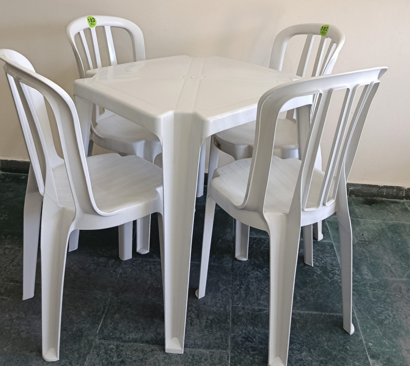 Catálogo Vale das Cadeiras Jogo de Cadeiras Bistrô Top Mil Branca – 1 Mesa + 4 Cadeiras - Imagem 1