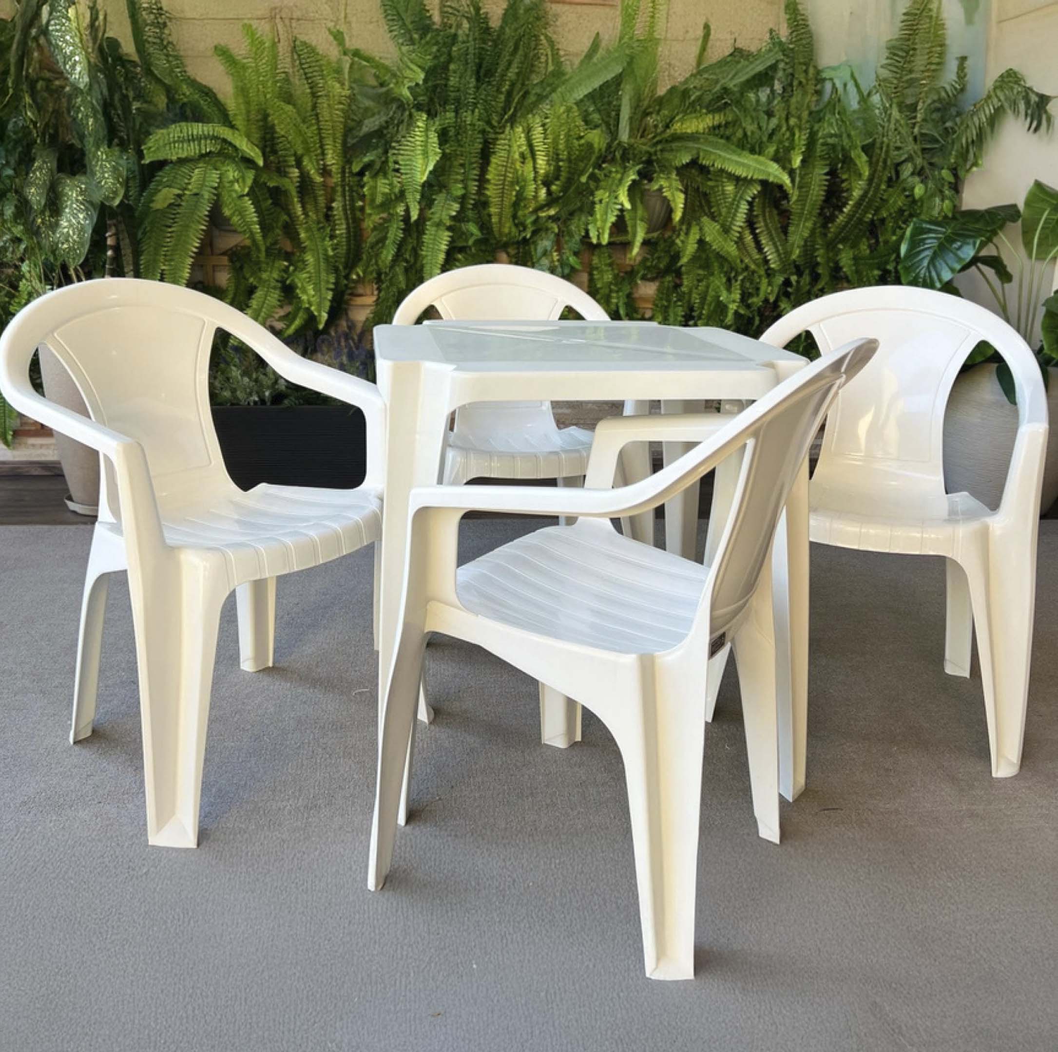 Catálogo Vale das Cadeiras Jogo Poltrona Napoli Branco – 1 Mesa + 4 Cadeiras - Imagem 1