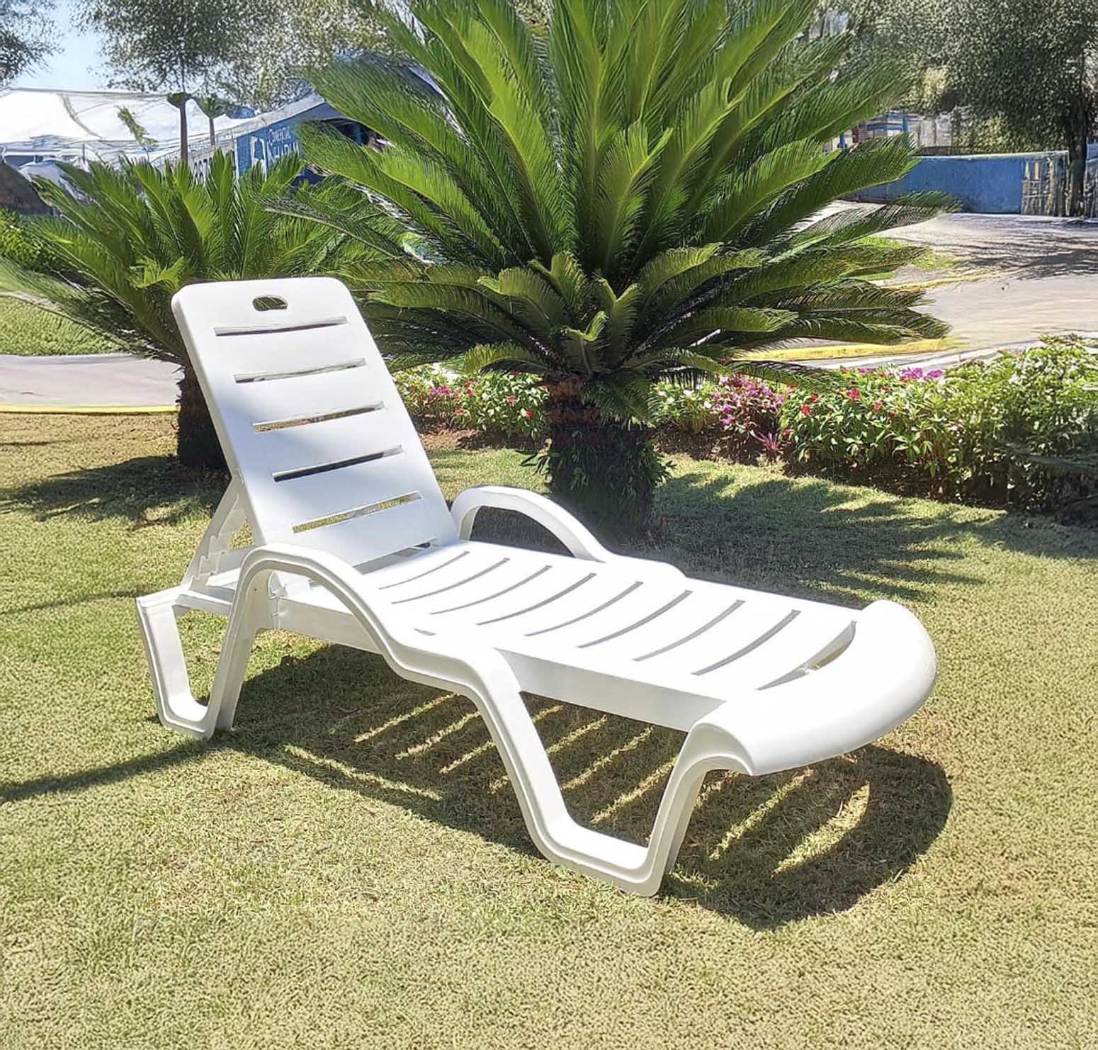 Catálogo Vale das Cadeiras Espreguiçadeira Plasnew – Cor Branca - Imagem 1