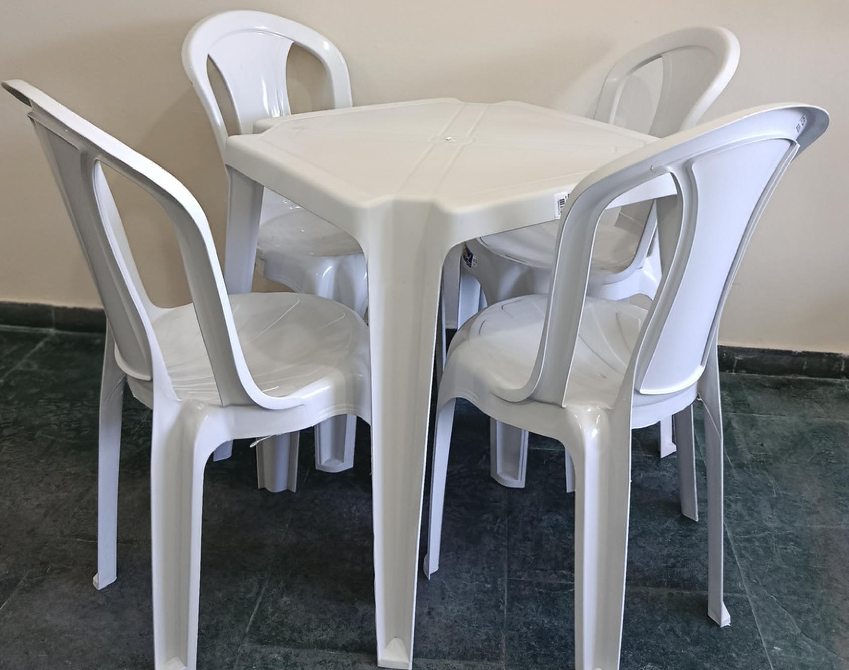 Catálogo Vale das Cadeiras Jogo de Cadeiras Bistrô Pratagy Solplast - 1 Mesa + 4 Cadeiras - Imagem 1