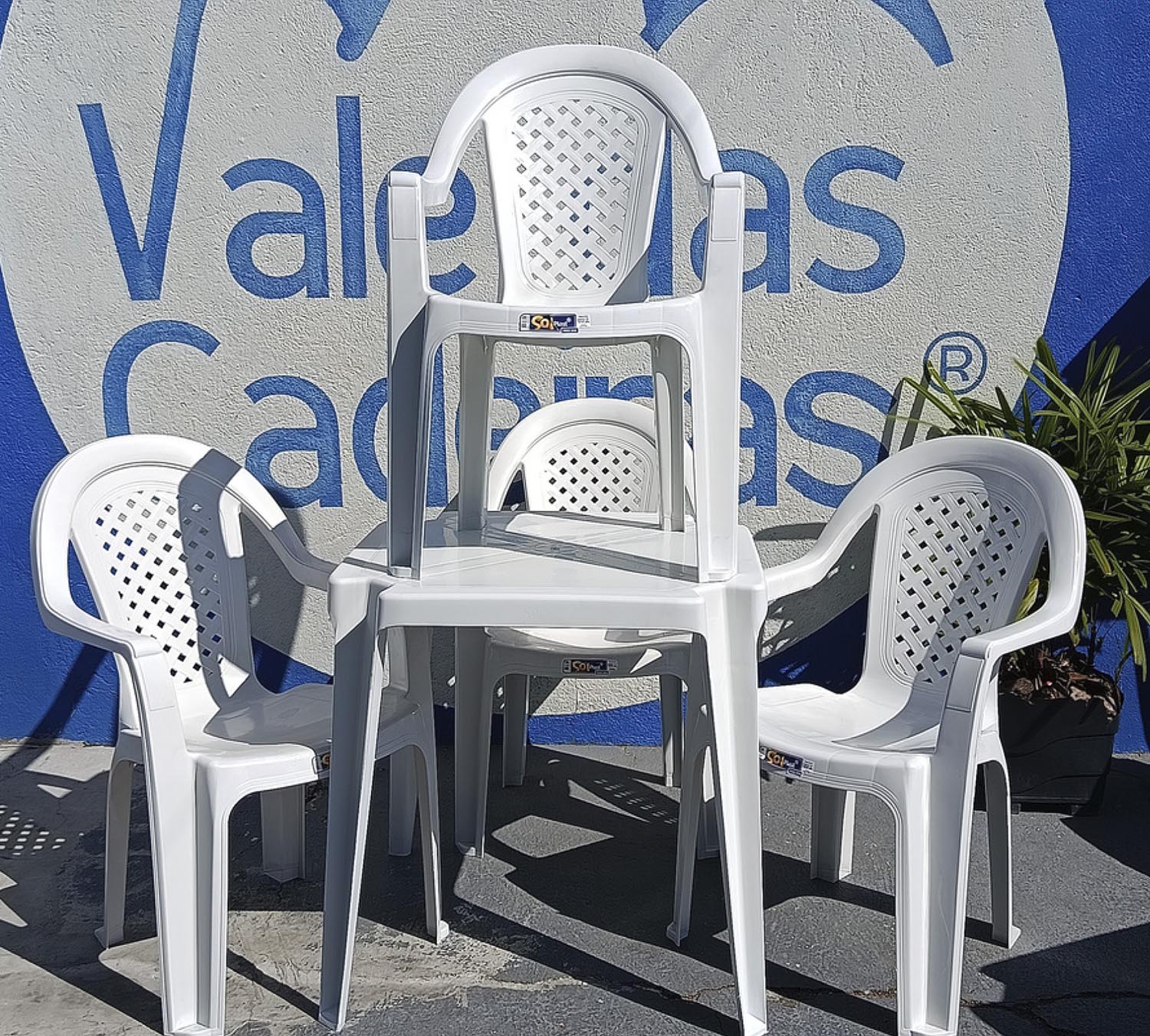 Catálogo Vale das Cadeiras Jogo de Poltronas Jacarecica Solplast - 1 Mesa + 4 Poltronas - Imagem 1